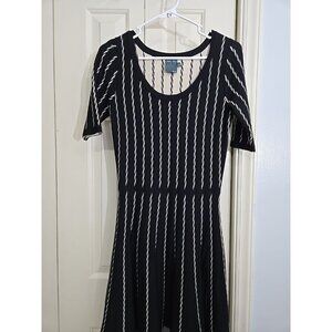 Gabby & Skye Black & White Striped A-Line Knit Dress Short Sleeve Scoop Neck